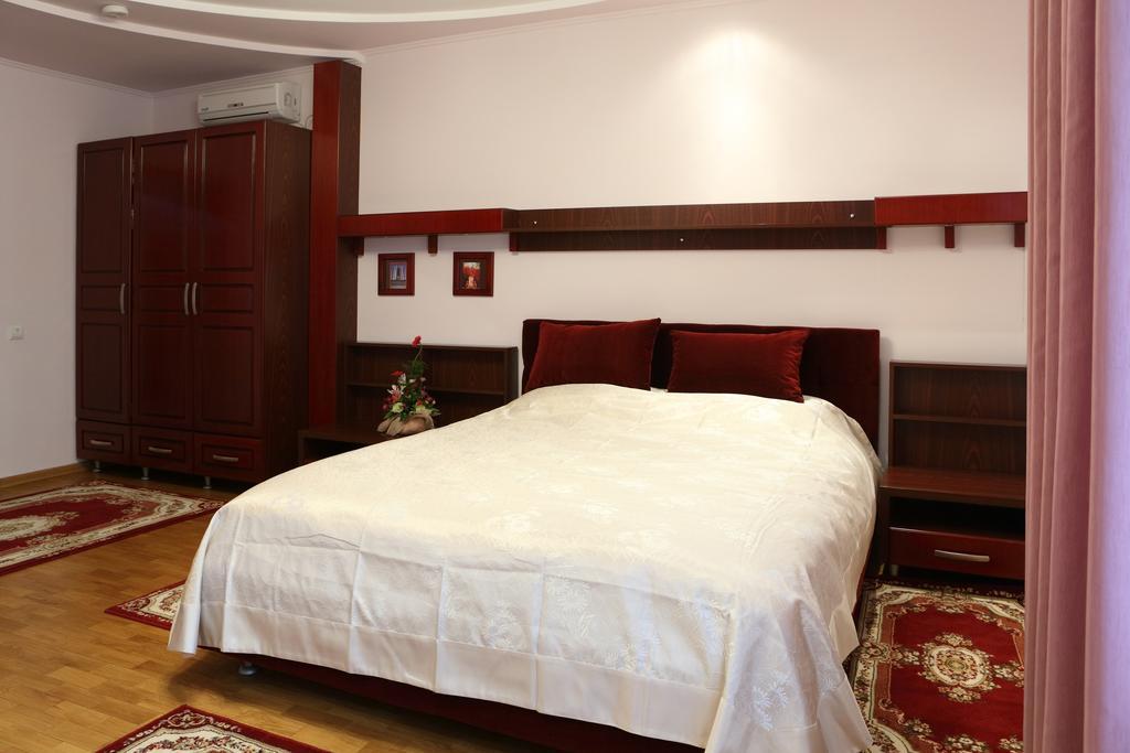 Hotel Bachus Kişinev Oda fotoğraf